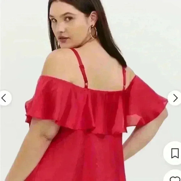Torrid Cold Shoulder Fuchsia Colored Flutter Sleeve Textured Blouse Size 2 NWT - Picture 3 of 11